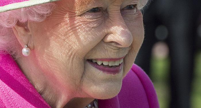 Reine d’Angleterre recherche spécialiste pour gérer son compte Facebook